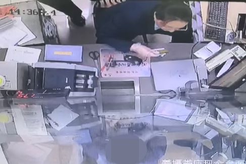 两家银行报警！电子pg泰州(图10)